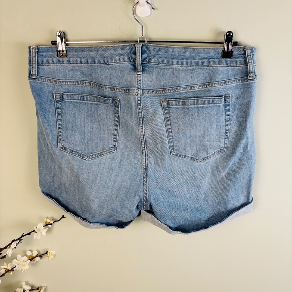 Torrid Patch Pocket Distressed Jean Short Size 18 - Picture 4 of 4